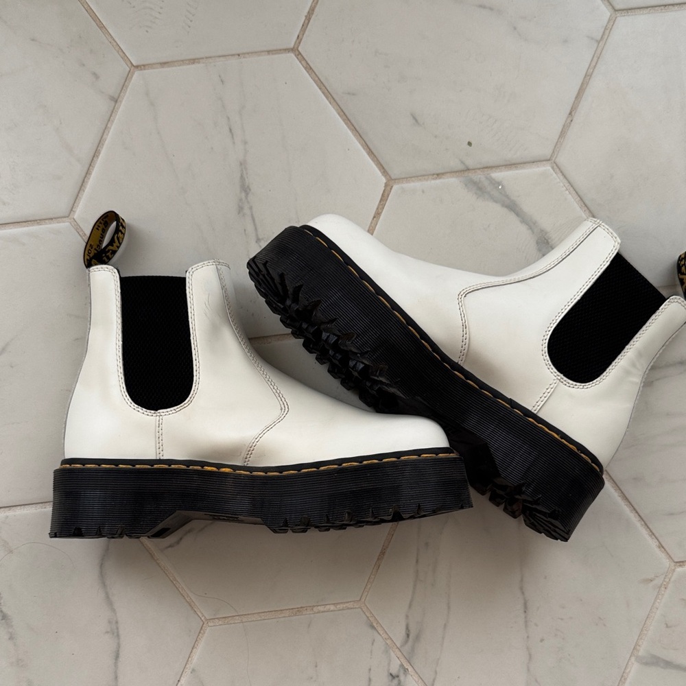 Dr. Martens 2976 Chelsea Boots